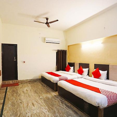 Hotel Oyo 30240 Shri Radha Palace Mathura Exterior foto